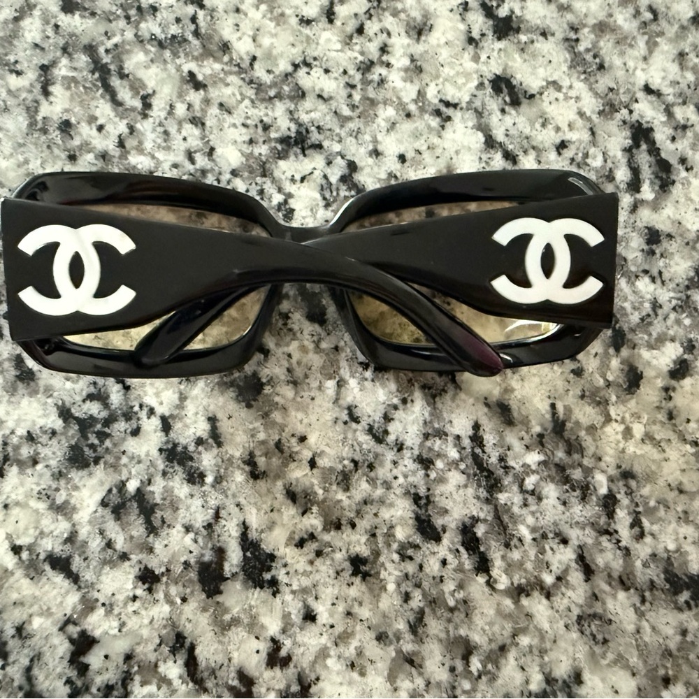 CHANEL Black Oversized Sunglasses with Dark Lenses and Iconic Logo